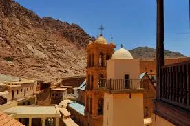 رحلة دير سانت كاترين ودهب – روحانية الجبال وسحر البحر