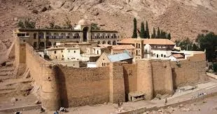 رحلة دير سانت كاترين ودهب – روحانية الجبال وسحر البحر